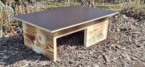 Preview: Interior view of Woidherz XXL wooden tortoise house for garden enclosure