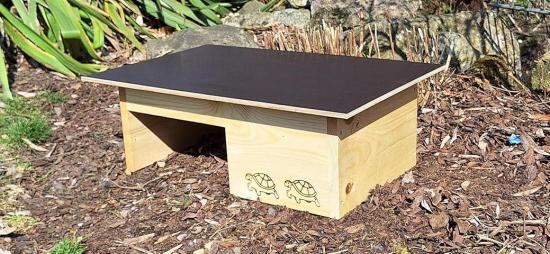 Preview: Interior view of Woidherz XXL wooden tortoise house for garden enclosure