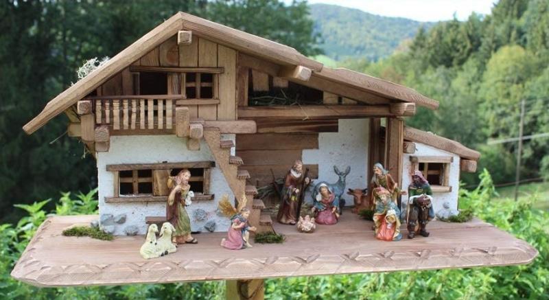 Weihnachtskrippe (W28) Krippenstall groß + Figuren